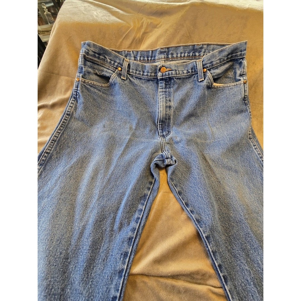 Wrangler Men's Medium Wash Regular Fit Straight Denim Jeans 5Pocket Design 40x32